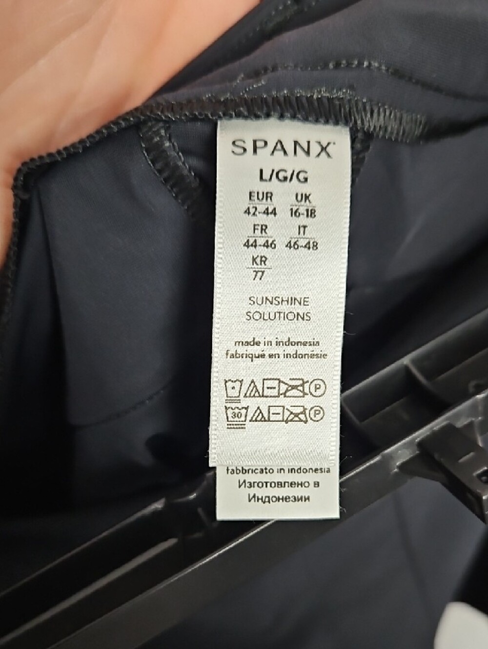 NWT SPANX Sunshine 4" Shorts in Very Black - Large - Picture 14 of 16